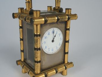 	Pendulette fin XIXème en cristal et bronze à l’imitation du bambou. H