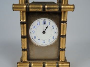 	Pendulette fin XIXème en cristal et bronze à l’imitation du bambou. H