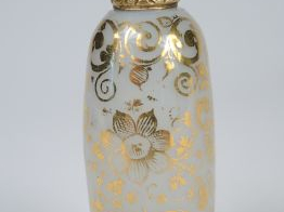 Flacon à sels Charles X en opaline blanche à décor émaillé et doré de 