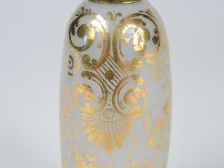 Flacon à sels Charles X en opaline blanche à décor émaillé et doré de 