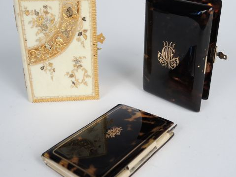 Carnet de bal de style Louis XVI en ivoire gravé, doré et ajouré et de