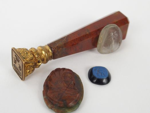 Cachet XIXème en jaspe, 2 intailles et un camée