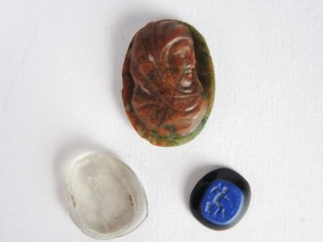 Cachet XIXème en jaspe, 2 intailles et un camée