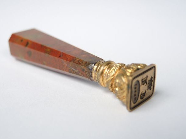 Cachet XIXème en jaspe, 2 intailles et un camée