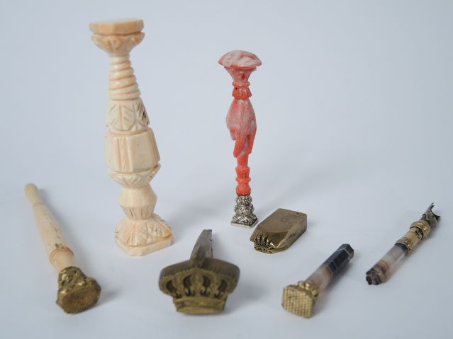 Cachet XIXème en ivoire sculpté, cachet XIXème en corail, cachet XIXèm
