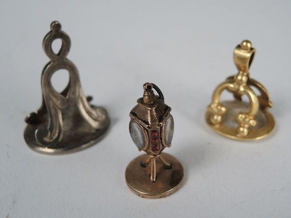 Trois sceaux dont un en cristal de roche