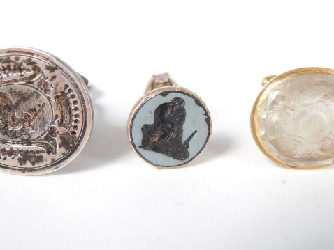 Trois sceaux dont un en cristal de roche