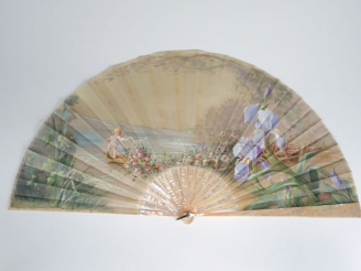 Vente aux enchères Eventail à feuilles pliées fin XIXe en nacre et soie peinte, à décor d