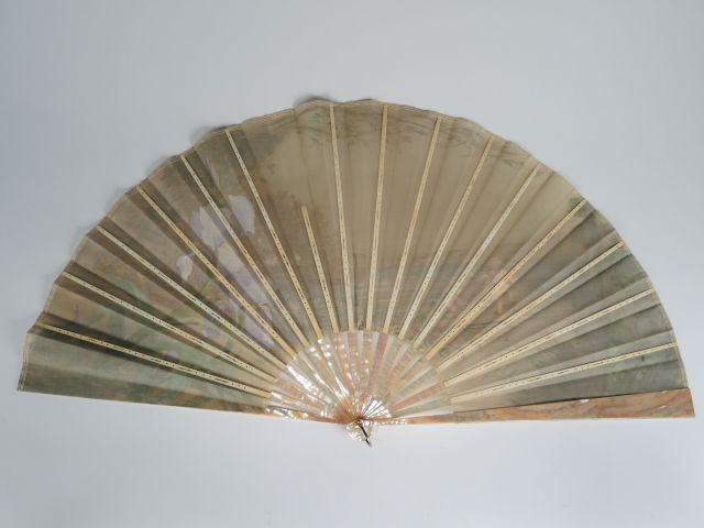 Eventail à feuilles pliées fin XIXe en nacre et soie peinte, à décor d