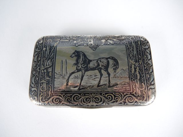 Tabatière anglaise XIXème en argent niellé à décor de pur sang arabe s