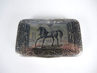 Vente aux enchères Tabatière anglaise XIXème en argent niellé à décor de pur sang arabe s