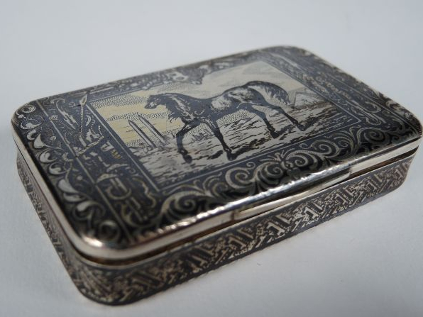 Tabatière anglaise XIXème en argent niellé à décor de pur sang arabe s