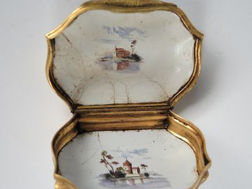 Boîte en émail fin XVIIIe-début XIXe à décor polychrome de paysage lac