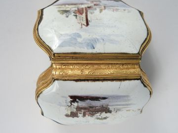 Boîte en émail fin XVIIIe-début XIXe à décor polychrome de paysage lac