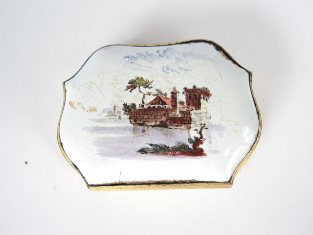 Boîte en émail fin XVIIIe-début XIXe à décor polychrome de paysage lac