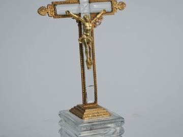 Crucifix début XIXe en cristal, bronze et laiton, pieds griffe (accide