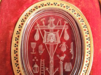 Vente aux enchères Rare pendentif XIXe en cristal gravé or et émaux polychromes, décor de