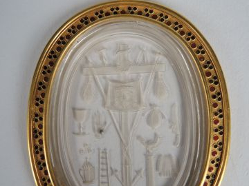 Rare pendentif XIXe en cristal gravé or et émaux polychromes, décor de