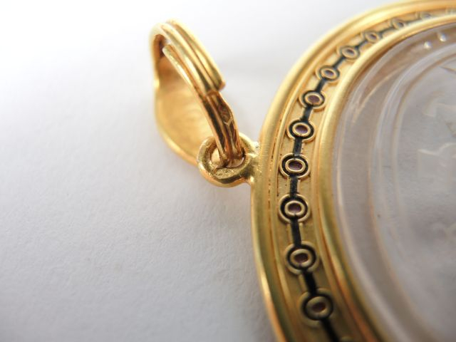 Rare pendentif XIXe en cristal gravé or et émaux polychromes, décor de