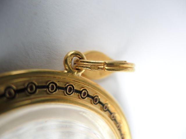 Rare pendentif XIXe en cristal gravé or et émaux polychromes, décor de