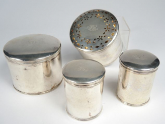 Vente aux enchères Garniture de toilette composée de quatre boites cylindriques en argent