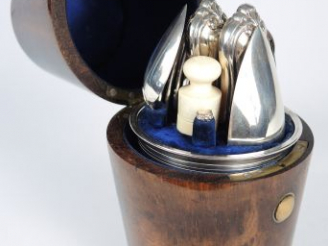 Vente aux enchères 	Nécessaire à pic nic de style Empire en argent, poinçon Minerve, dans