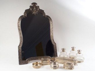 Vente aux enchères AUCOC. Garniture de toilette de style Louis XVI en argent, poinçon Min