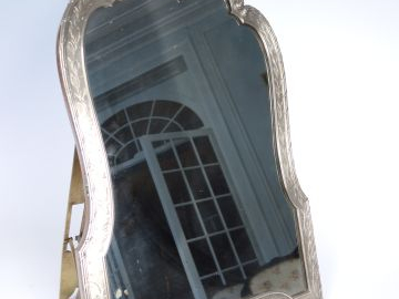 AUCOC. Garniture de toilette de style Louis XVI en argent, poinçon Min