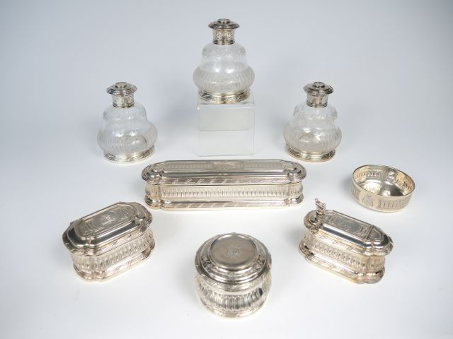 AUCOC. Garniture de toilette de style Louis XVI en argent, poinçon Min