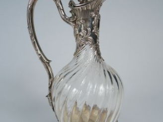 Vente aux enchères Aiguière de style Rocaille en cristal et argent, poinçon Minerve, à dé
