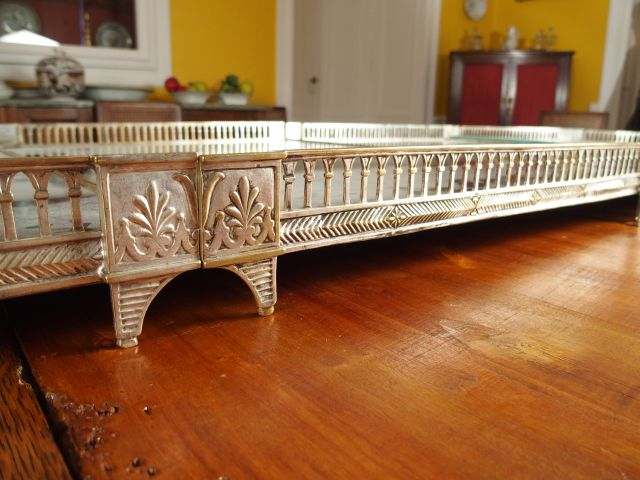 Centre de table de style Empire en métal argenté et fond de glace, déc