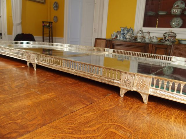 Centre de table de style Empire en métal argenté et fond de glace, déc