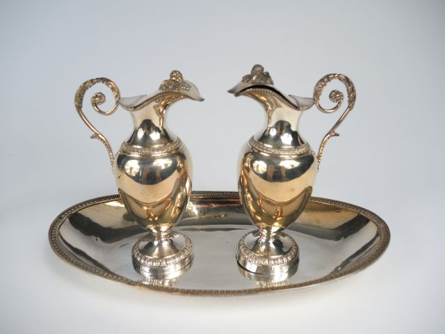 Paire de burettes et un plateau de style Empire en argent, poinçon Vie