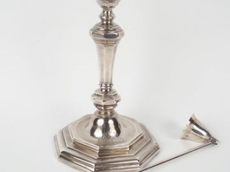 Vente aux enchères Bougeoir XVIIIème en argent, éteignoir en argent, métal et nacre