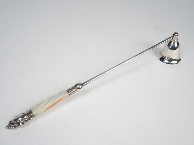 Bougeoir XVIIIème en argent, éteignoir en argent, métal et nacre