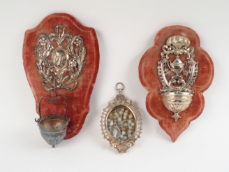 Vente aux enchères Reliquaire italien en bronze argenté. On y joint deux différents bénit