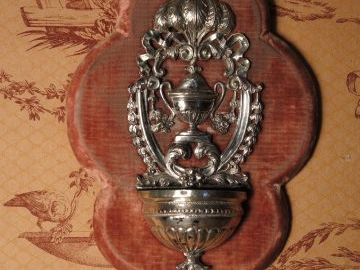 Reliquaire italien en bronze argenté. On y joint deux différents bénit