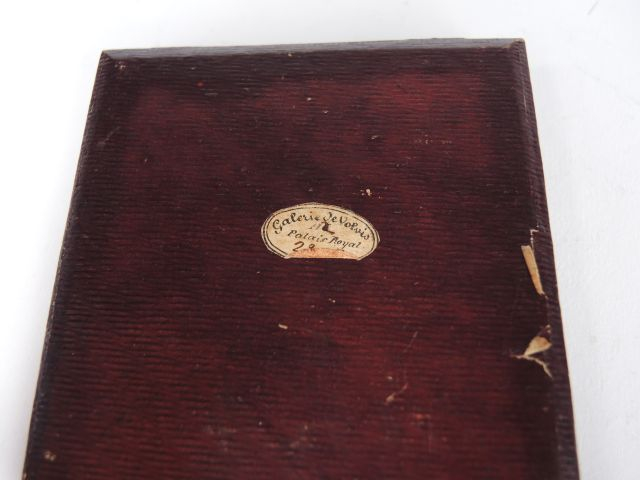 Dans un étui en maroquin bordeaux 'portrait de la Baronne de Carayon L