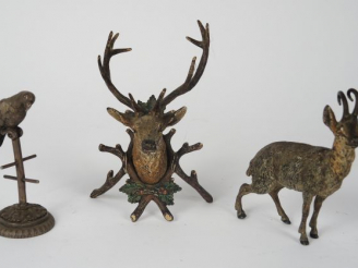 Vente aux enchères Trois sujets en bronze de Vienne figurant un perroquet sur son perchoi