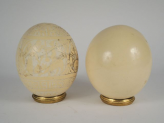 Vente aux enchères 	2 œufs d’autruche dont un à décor gravé