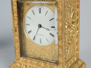 Vente aux enchères Pendulette de voyage fin XIXème en bronze doré, cadran signé Boussard	