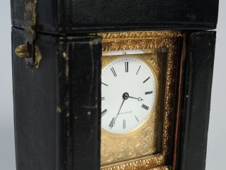 Pendulette de voyage fin XIXème en bronze doré, cadran signé Boussard	