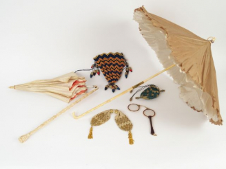 Vente aux enchères Face à main Napoléon III en écaille et métal doré, deux différentes om