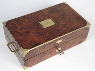 Vente aux enchères Coffret Empire en loupe de thuya, écoinçons de bronze, donné par la Ma