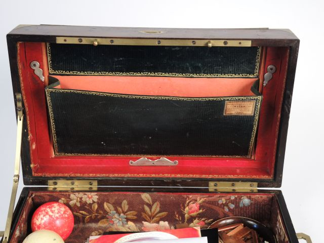 Coffret Empire en loupe de thuya, écoinçons de bronze, donné par la Ma