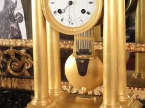 Pendule portique Empire en bronze doré, par Rieussec à Paris, balancie
