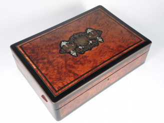 Vente aux enchères Boîte de peinture Napoléon III en marqueterie Boulle, de thuya, bois d