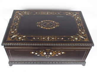 Vente aux enchères Coffre de mariage Napoléon III de style Louis XVI en marqueterie Boull