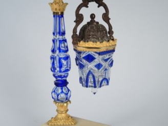 Vente aux enchères Veilleuse Restauration en cristal taillé bicolore en forme de réverbèr