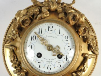 Vente aux enchères Cartel d’alcôve de style Louis XVI en bronze doré, à décor de fleurs e